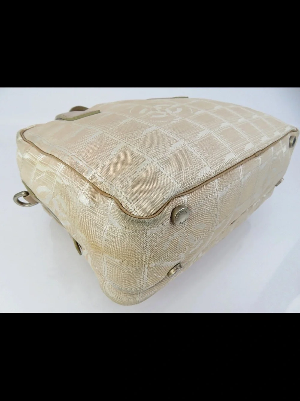 CHANEL Beige Canvas Tote with Signature CC Motif - Picture 6 of 16